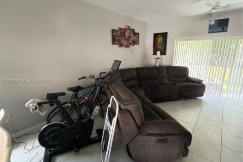 Townhouse in Miami Gardens, Florida 3 bedrooms, 133.97 sq.m. № 1944291 - photo 5