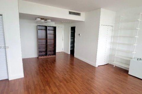 Condo in Coral Gables, Florida, 1 bedroom  № 1696713 - photo 5