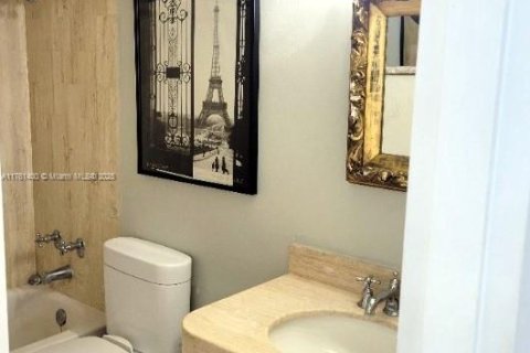 Condo in Coral Gables, Florida, 1 bedroom  № 1696713 - photo 11