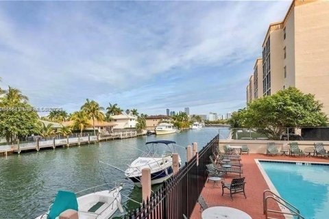 Copropriété à vendre à North Miami Beach, Floride: 3 chambres № 2084315 - photo 2