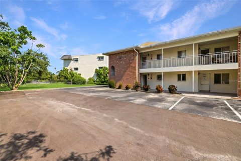 Condo in Saint Petersburg, Florida, 2 bedrooms  № 1853982 - photo 1