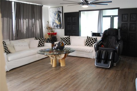 Купить виллу или дом в Майами, Флорида 5 спален, 235.41м2, № 1955084 - фото 6