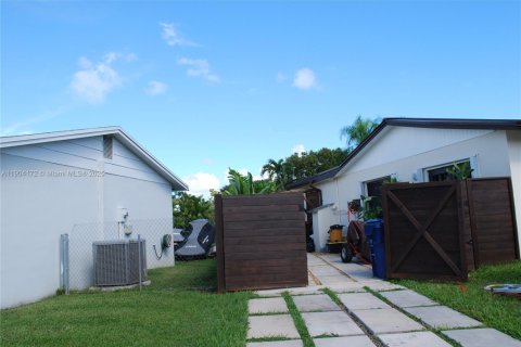 Villa ou maison à vendre à Miami, Floride: 5 chambres, 235.41 m2 № 1955084 - photo 28