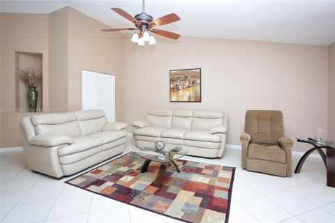 Снять в аренду виллу или дом в Уэстон, Флорида 2 спальни, 134.43м2, № 2066664 - фото 3