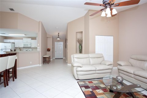 Снять в аренду виллу или дом в Уэстон, Флорида 2 спальни, 134.43м2, № 2066664 - фото 7