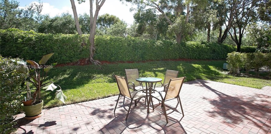 Дом в Уэстон, Флорида 2 спальни, 134.43м2 № 2066664