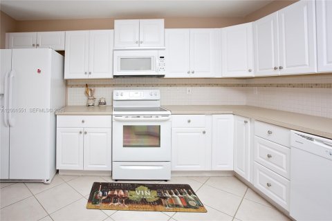 Снять в аренду виллу или дом в Уэстон, Флорида 2 спальни, 134.43м2, № 2066664 - фото 9