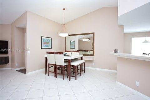 Снять в аренду виллу или дом в Уэстон, Флорида 2 спальни, 134.43м2, № 2066664 - фото 6