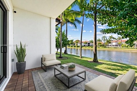 Adosado en Pembroke Pines, Florida 3 dormitorios, 183.48 m2 № 2057992