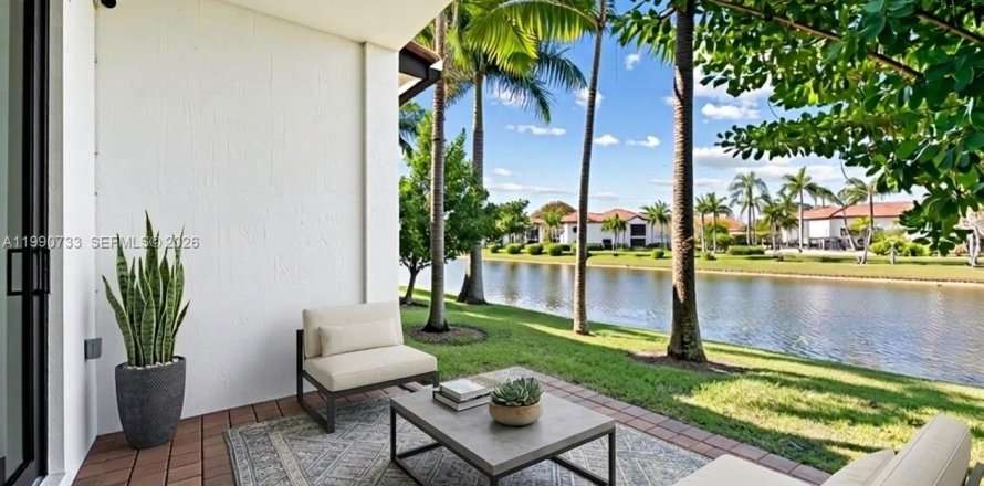 Adosado en Pembroke Pines, Florida 3 dormitorios, 183.48 m2 № 2057992