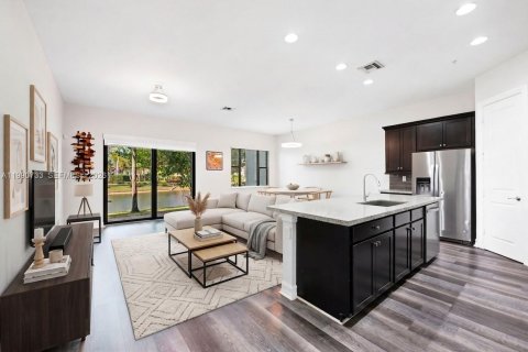 Adosado en venta en Pembroke Pines, Florida, 3 dormitorios, 183.48 m2 № 2057992 - foto 2