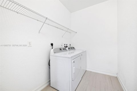 Adosado en venta en Pembroke Pines, Florida, 3 dormitorios, 183.48 m2 № 2057992 - foto 16