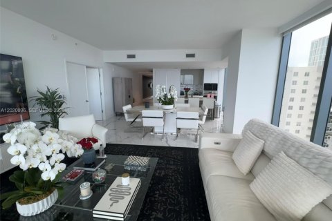 Condominio en alquiler en Miami, Florida, 3 dormitorios, 254.83 m2 № 2085339 - foto 10