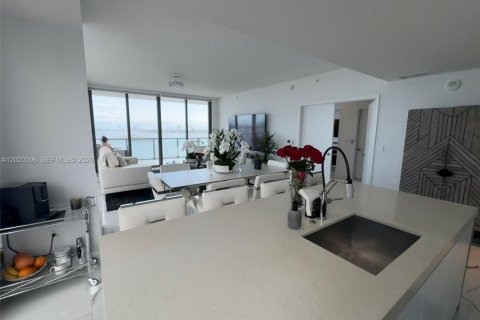 Condominio en alquiler en Miami, Florida, 3 dormitorios, 254.83 m2 № 2085339 - foto 12