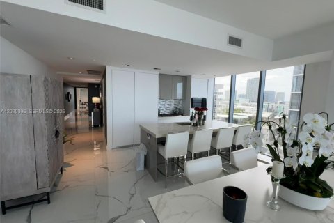 Condominio en alquiler en Miami, Florida, 3 dormitorios, 254.83 m2 № 2085339 - foto 11