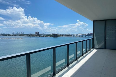 Condominio en alquiler en Miami, Florida, 3 dormitorios, 254.83 m2 № 2085339 - foto 6