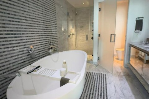 Condominio en alquiler en Miami, Florida, 3 dormitorios, 254.83 m2 № 2085339 - foto 21