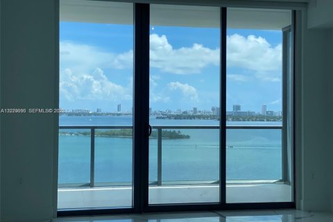 Condominio en alquiler en Miami, Florida, 3 dormitorios, 254.83 m2 № 2085339 - foto 19