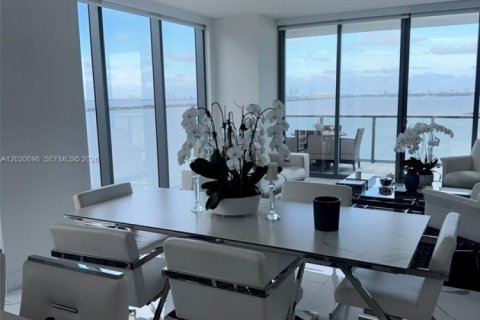 Condominio en alquiler en Miami, Florida, 3 dormitorios, 254.83 m2 № 2085339 - foto 2