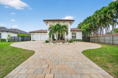 Casa en venta en Cutler Bay, Florida, 4 dormitorios, 237.46 m2 № 1945689 - foto 1