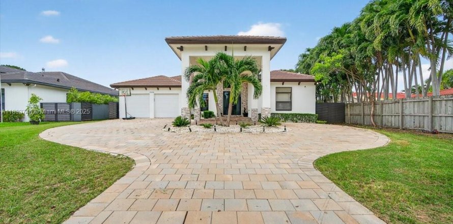 Casa en Cutler Bay, Florida 4 dormitorios, 237.46 m2 № 1945689