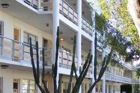 Condo in Largo, Florida, 1 bedroom  № 2205606 - photo 13