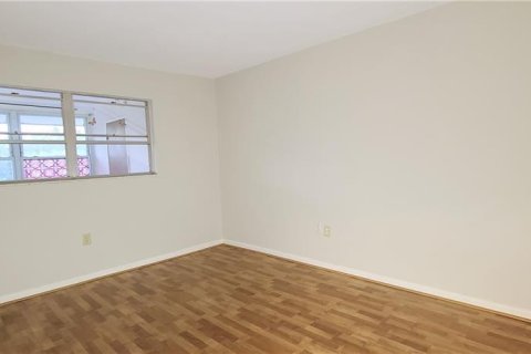 Condo in Largo, Florida, 1 bedroom  № 2205606 - photo 8