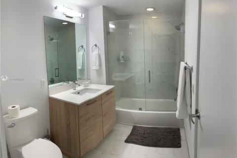 Condominio en venta en North Miami, Florida, 2 dormitorios, 102.84 m2 № 1710682 - foto 2