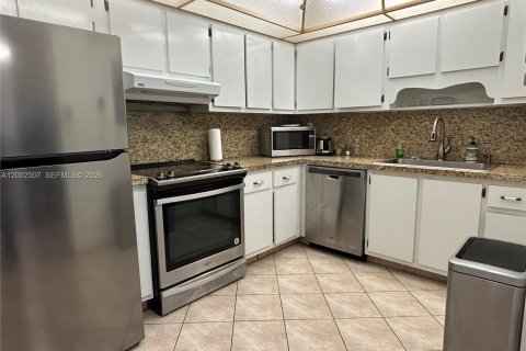 Copropriété à louer à Sunny Isles Beach, Floride: 2 chambres, 90.12 m2 № 2170347 - photo 3