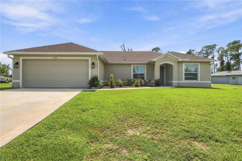 Casa en Port Charlotte, Florida 3 dormitorios, 130.34 m2 № 2369378