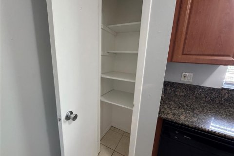 Снять в аренду кондоминиум в Тампа, Флорида 4 комнаты, 75.25м2, № 2102094 - фото 15