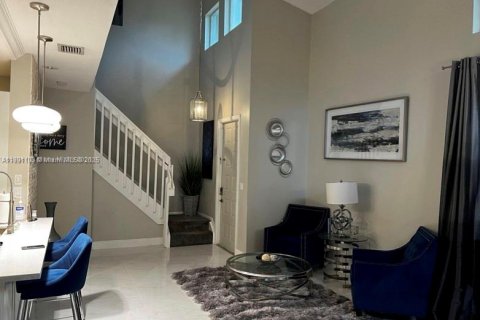 Снять в аренду таунхаус в Корал-Спрингс, Флорида 3 спальни, 150.78м2, № 1949913 - фото 4