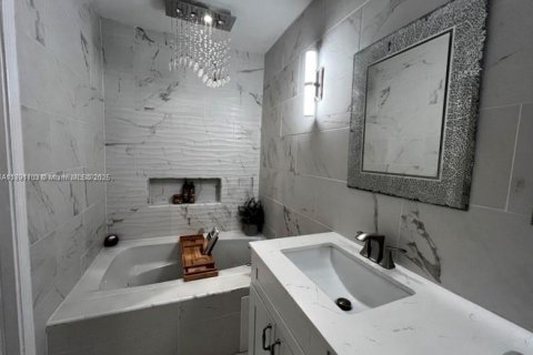 Снять в аренду таунхаус в Корал-Спрингс, Флорида 3 спальни, 150.78м2, № 1949913 - фото 9