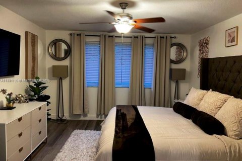 Снять в аренду таунхаус в Корал-Спрингс, Флорида 3 спальни, 150.78м2, № 1949913 - фото 7