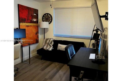 Снять в аренду таунхаус в Корал-Спрингс, Флорида 3 спальни, 150.78м2, № 1949913 - фото 10