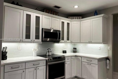 Снять в аренду таунхаус в Корал-Спрингс, Флорида 3 спальни, 150.78м2, № 1949913 - фото 3