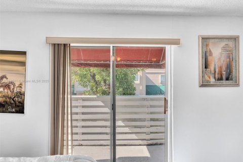 Купить таунхаус в Майами, Флорида 3 спальни, 147.9м2, № 1972069 - фото 16