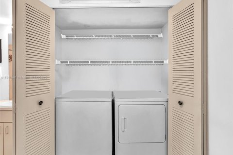 Купить таунхаус в Майами, Флорида 3 спальни, 147.9м2, № 1972069 - фото 22