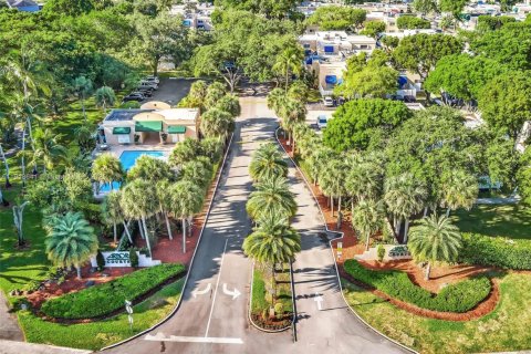Купить таунхаус в Майами, Флорида 3 спальни, 147.9м2, № 1972069 - фото 29