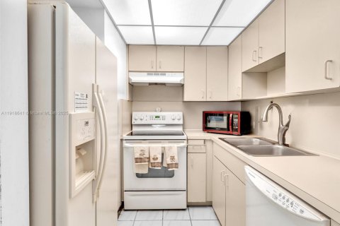 Купить таунхаус в Майами, Флорида 3 спальни, 147.9м2, № 1972069 - фото 10