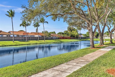 Купить таунхаус в Майами, Флорида 3 спальни, 147.9м2, № 1972069 - фото 26