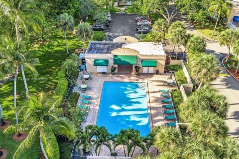 Купить таунхаус в Майами, Флорида 3 спальни, 147.9м2, № 1972069 - фото 25