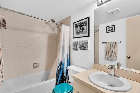 Купить таунхаус в Майами, Флорида 3 спальни, 147.9м2, № 1972069 - фото 21