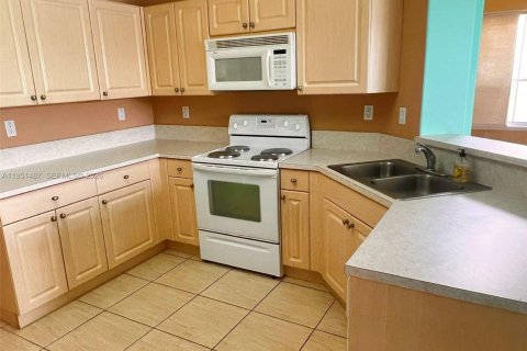 Casa en alquiler en Doral, Florida, 4 dormitorios, 246.01 m2 № 2055291 - foto 4