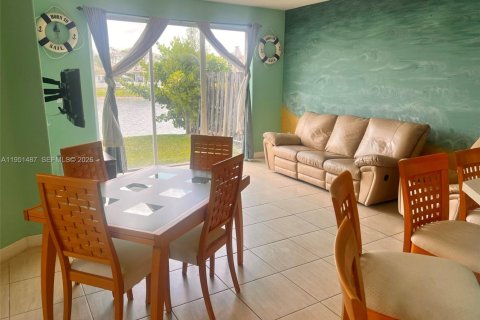 Casa en alquiler en Doral, Florida, 4 dormitorios, 246.01 m2 № 2055291 - foto 3