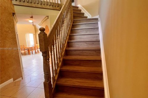 Casa en alquiler en Doral, Florida, 4 dormitorios, 246.01 m2 № 2055291 - foto 13