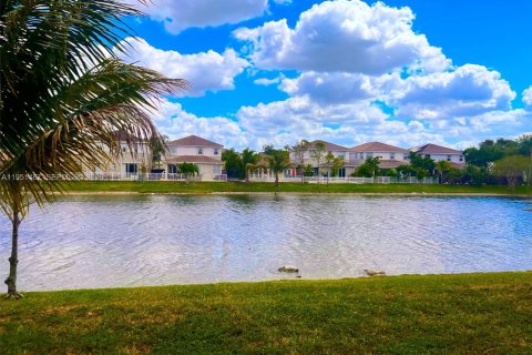 Casa en Doral, Florida 4 dormitorios, 246.01 m2 № 2055291