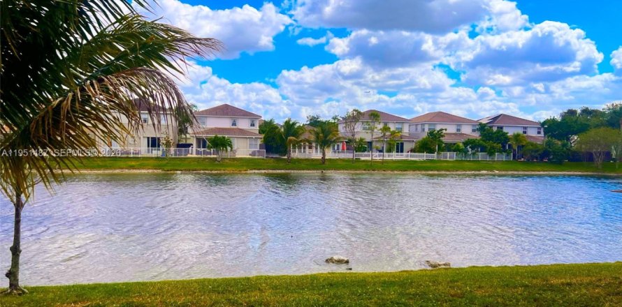 Casa en Doral, Florida 4 dormitorios, 246.01 m2 № 2055291