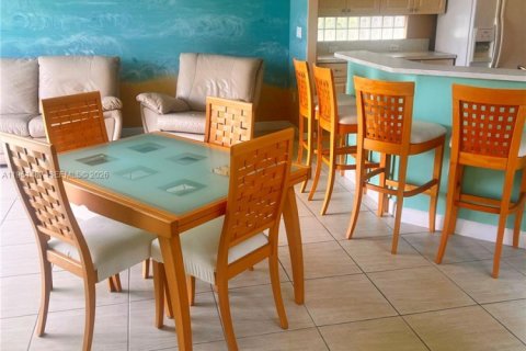 Casa en alquiler en Doral, Florida, 4 dormitorios, 246.01 m2 № 2055291 - foto 5