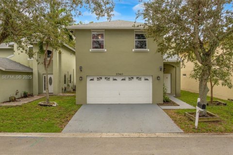 House in Coconut Creek, Florida 3 bedrooms, 190.91 sq.m. № 1988844 - photo 1